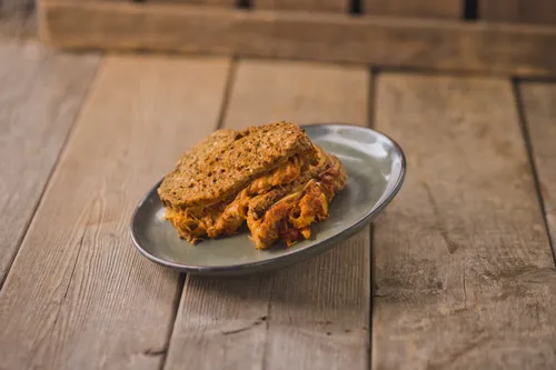 Dik gesneden brood, pulled chicken, srirachamayo en coleslaw