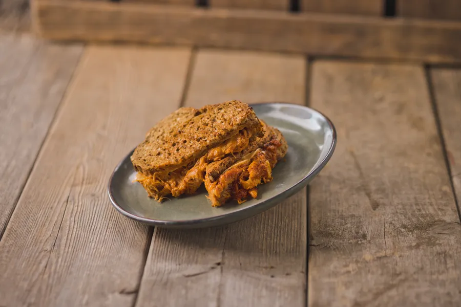 Dik gesneden brood, pulled chicken, srirachamayo en coleslaw